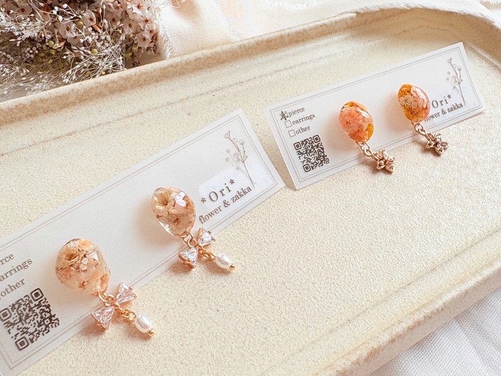 やわらかな色合いの花のアクセサリー